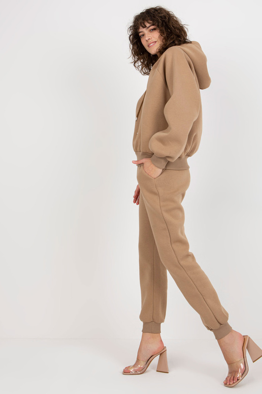 Tumši bēšs pamata sporta kreklu...