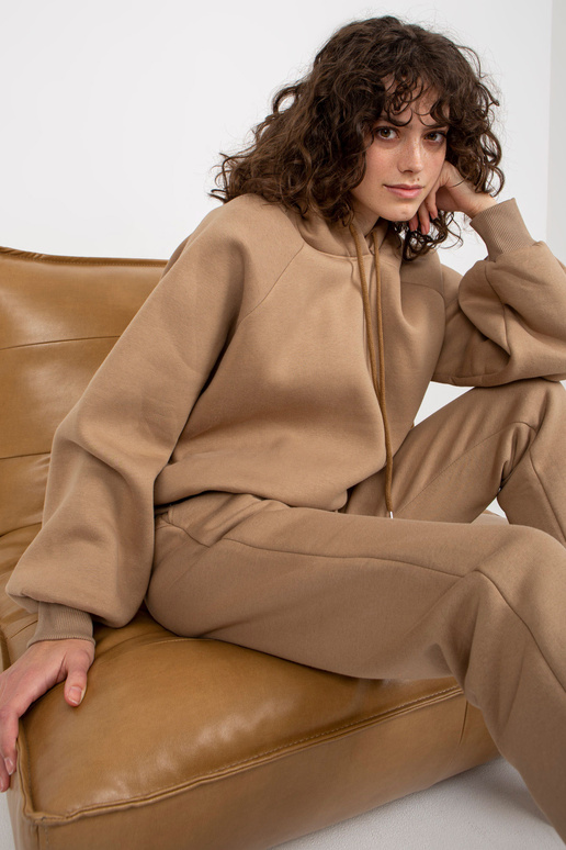 Tumši bēšs pamata sporta kreklu...