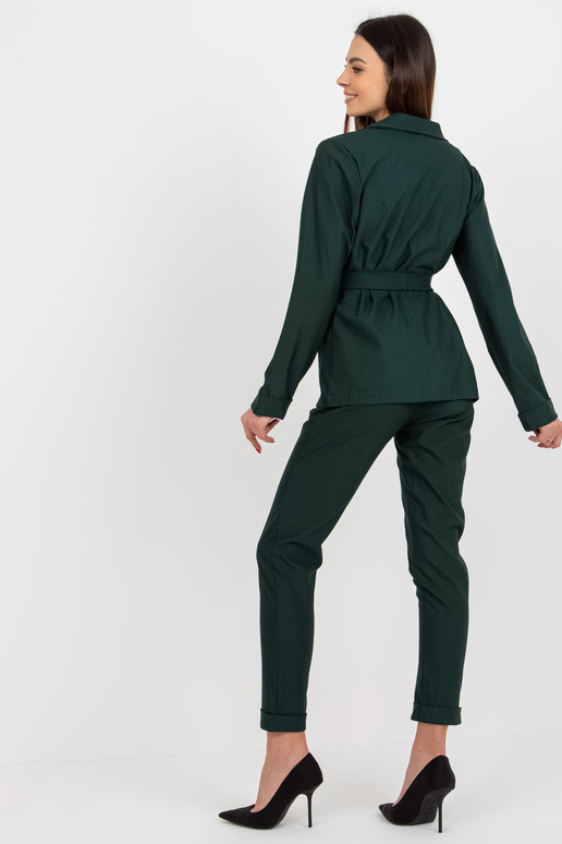 Tumši zaļa uzvalka jaka ar jostu un... Tumši zaļa uzvalka jaka ar jostu un...