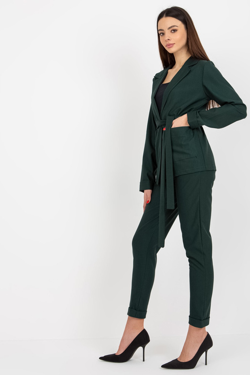 Tumši zaļa uzvalka jaka ar jostu un... Tumši zaļa uzvalka jaka ar jostu un...