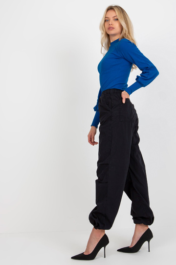 Tumši zila rievota pamata...