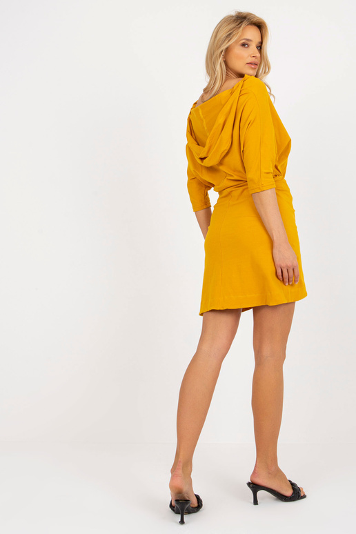 Tumši dzeltena ikdienas kleita ar kapuci