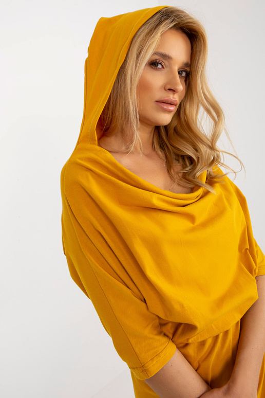 Tumši dzeltena ikdienas kleita ar kapuci