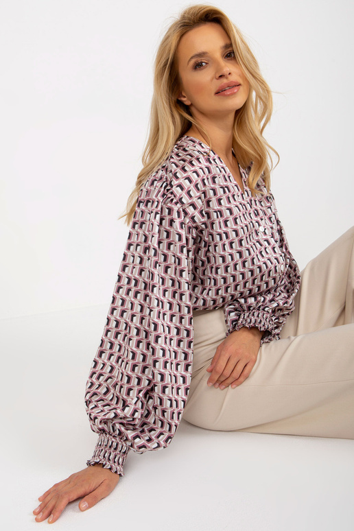 Balts un netīri rozā krekls ar...