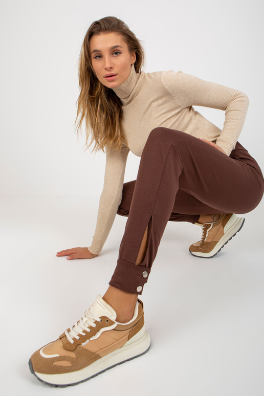 Brūnas treniņbikses ar spiedpogām... Brūnas treniņbikses ar spiedpogām...