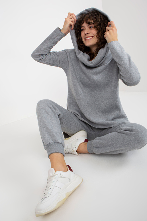 Pelēks sporta krekla pamatkomplekts...