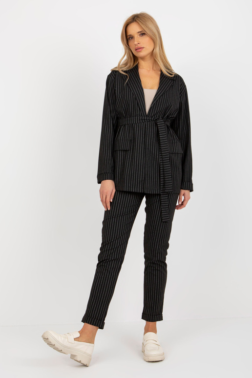 Melns elegants uzvalka žakete ar... Melns elegants uzvalka žakete ar...