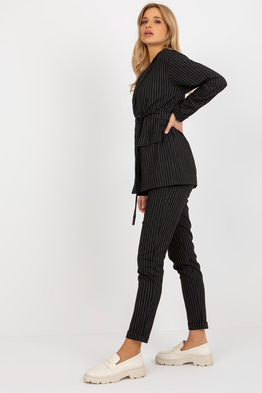 Melns elegants uzvalka žakete ar... Melns elegants uzvalka žakete ar...