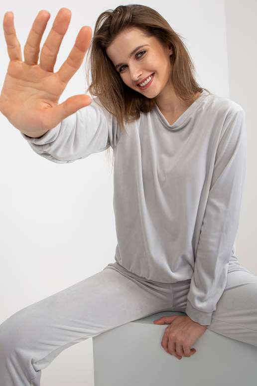 Gaiši pelēks velūra komplekts ar...