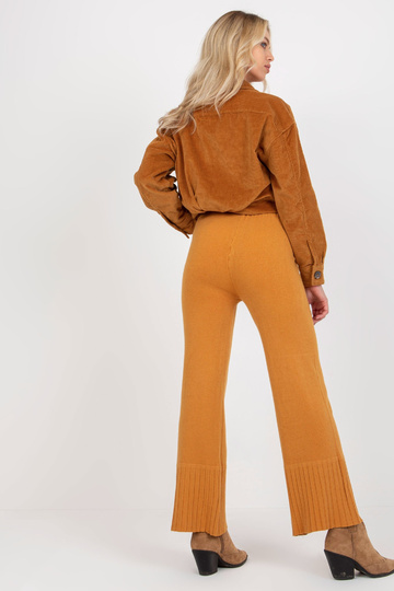 Tumši dzeltenas platas...