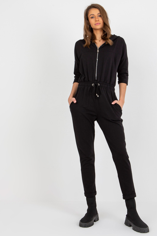 Melns sporta tērps ar biksēm un kapuci