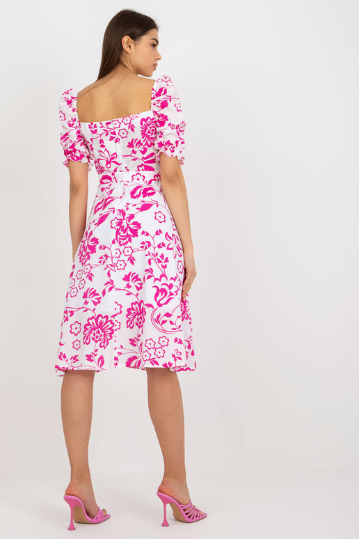 Balta un fuksijas krāsas kleita ar jostu