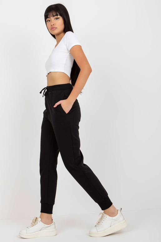 Melnas siltas treniņbikses ar kabatām... Melnas siltas treniņbikses ar kabatām...