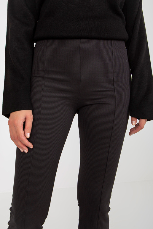 Melni pleca legingi ar svītrainiem...