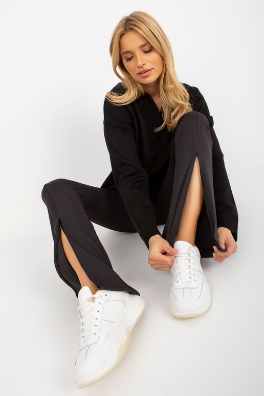 Melni pleca legingi ar svītrainiem...