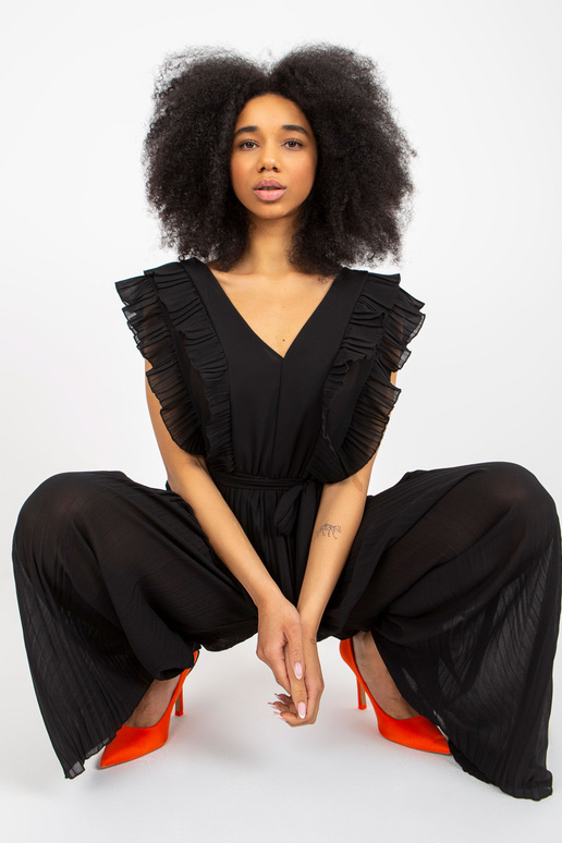 Melns sieviešu kombinezons ar platām...