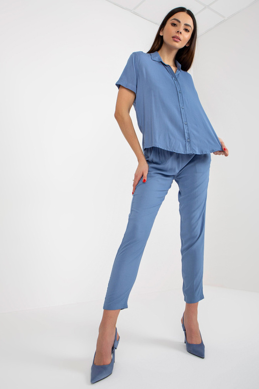 Zila jakas kreklblūze ar zema līmeņa... Zila jakas kreklblūze ar zema līmeņa...