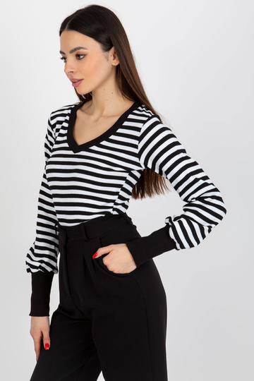 Melnbalta pieguļoša blūze...