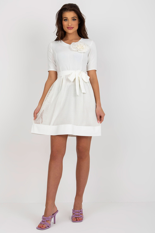 Ecru mini kokteiļkleita ar jostu