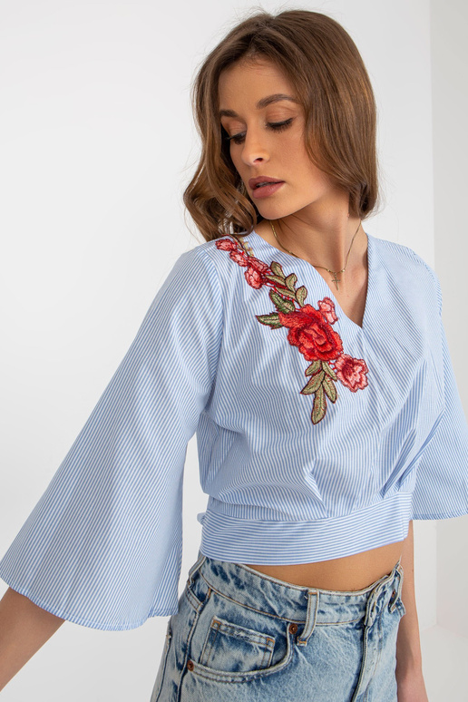 Gaiši zila un balta īsa svinīga blūze...