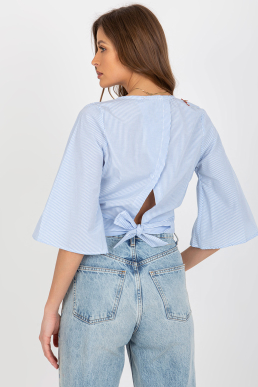 Gaiši zila un balta īsa svinīga blūze...