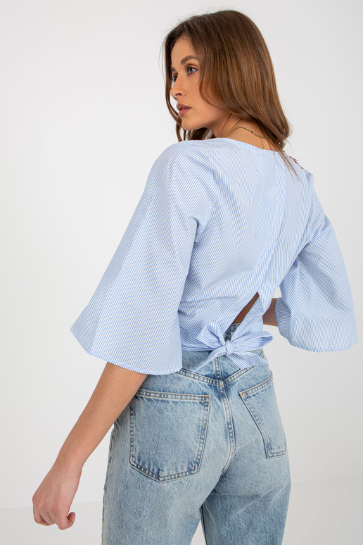 Gaiši zila un balta īsa svinīga blūze...