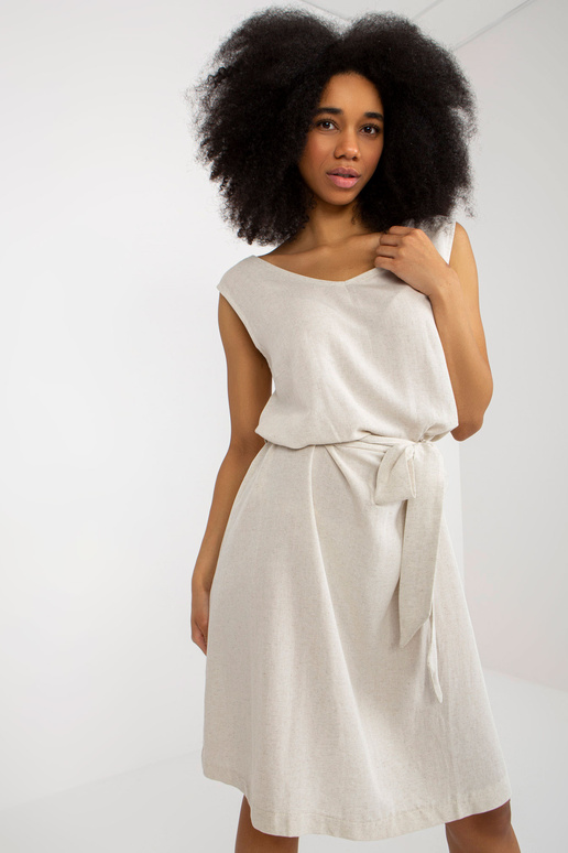 Gaiši bēša vasaras kleita ar jostu...