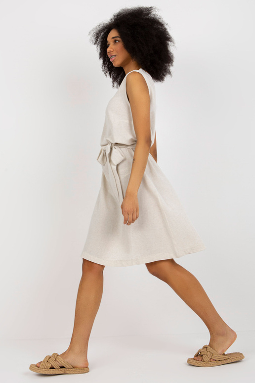 Gaiši bēša vasaras kleita ar jostu...