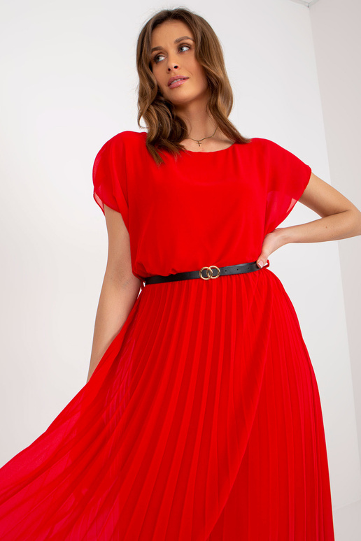 Sarkana, uzliesmojoša kleita ar īsām...