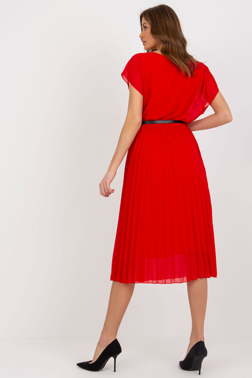 Sarkana, uzliesmojoša kleita ar īsām...