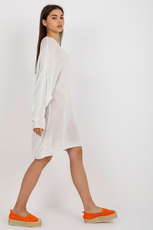 Balta brīva trikotāžas kleita vasarai