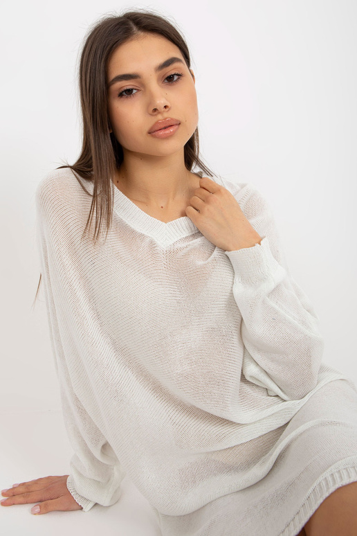 Balta brīva trikotāžas kleita vasarai