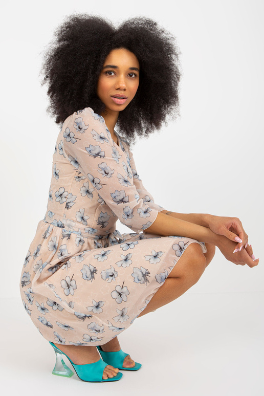 Bēša kleita ar apdruku un 3/4 piedurknēm