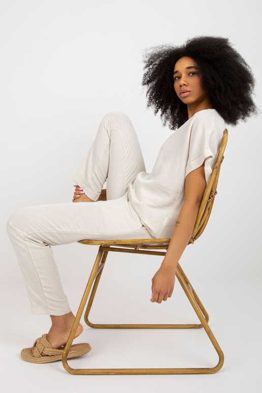 Gaiši bēšs divdaļīgs vasaras... Gaiši bēšs divdaļīgs vasaras...