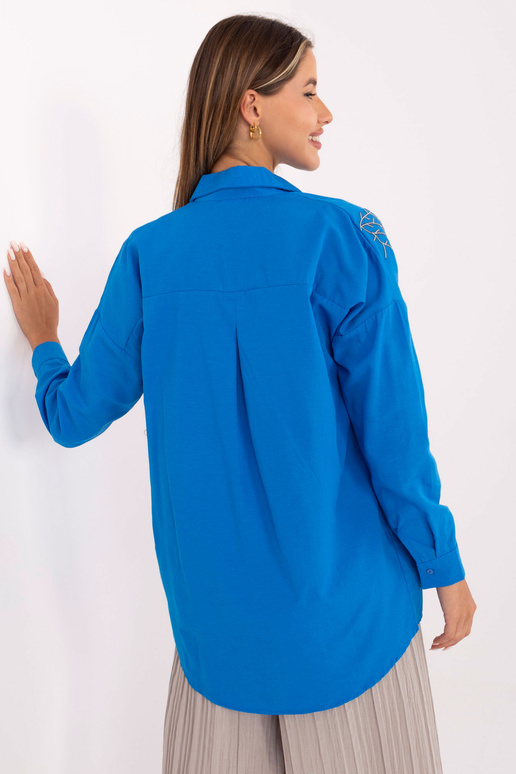 Zils lielizmēra krekls ar pogas aizdari