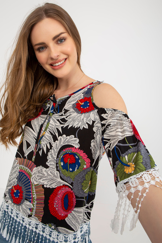 Melna blūze ar apdruku un pleciem Melna blūze ar apdruku un pleciem