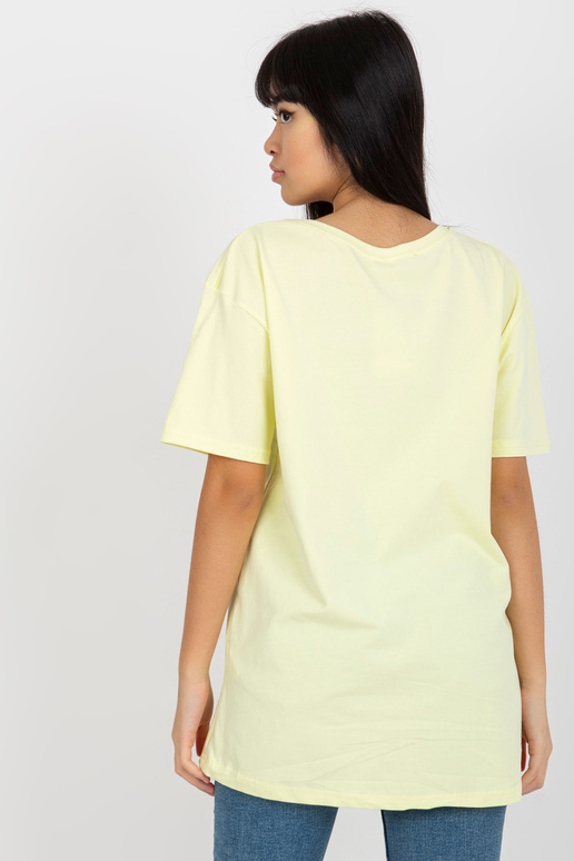 Dzeltens brīvs t-krekls ar uzrakstu