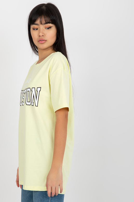 Dzeltens brīvs t-krekls ar uzrakstu