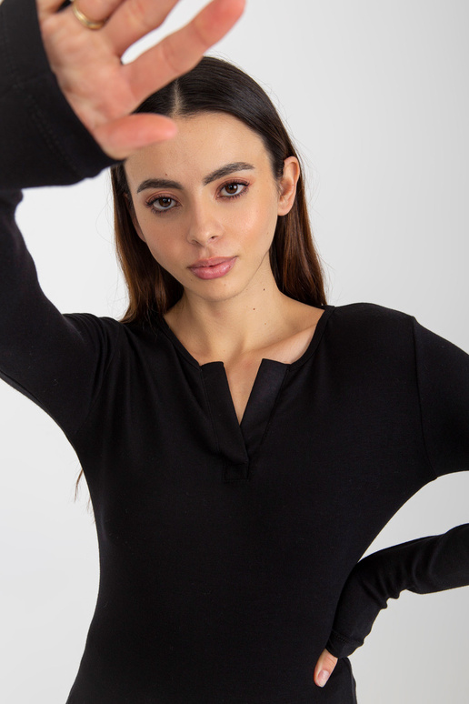 Melna viskozes gadījuma blūze ar V...