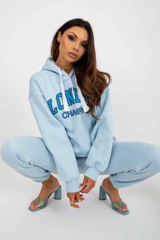 Gaiši zils un zils treniņtērpa...