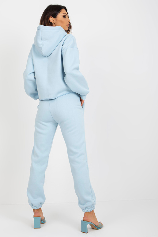 Gaiši zils un zils treniņtērpa...