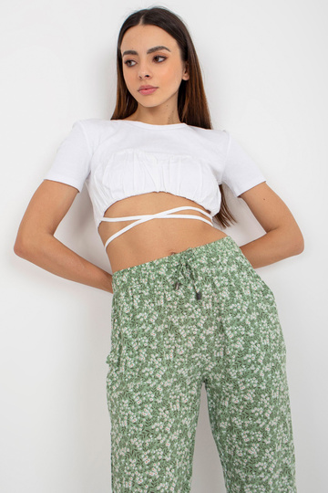 Gaiši zaļas gaišas bikses...