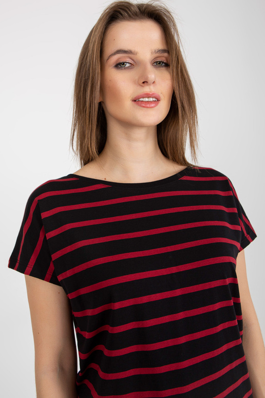 Melns un sarkans t-krekla izgriezums...