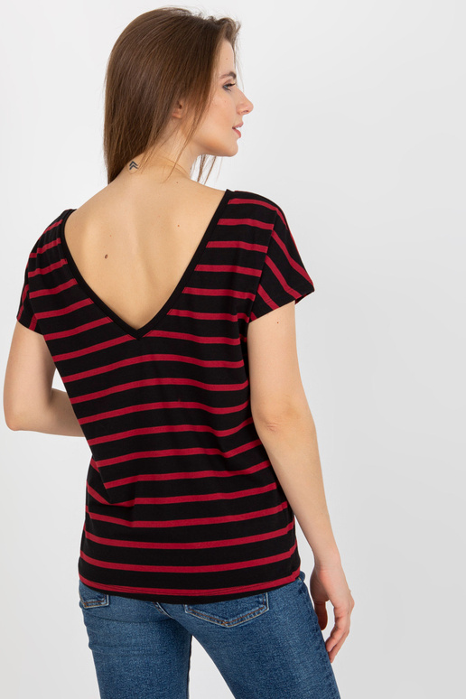 Melns un sarkans t-krekla izgriezums...