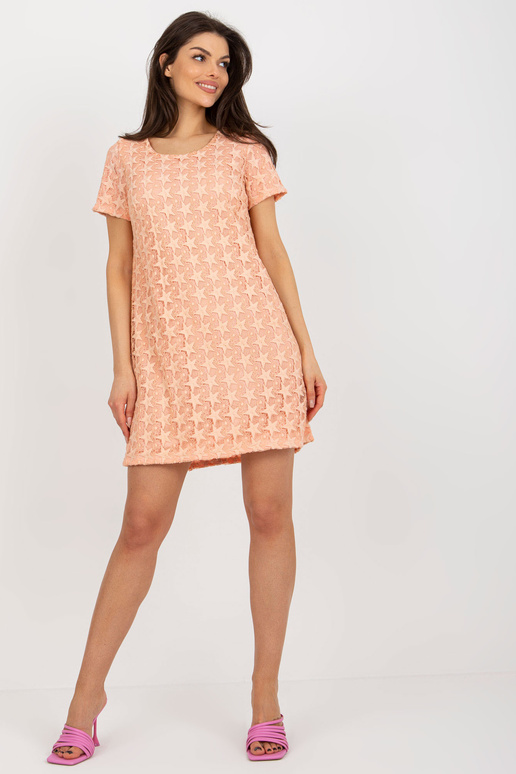 Persiku mini kokteiļkleita ažūra rakstā