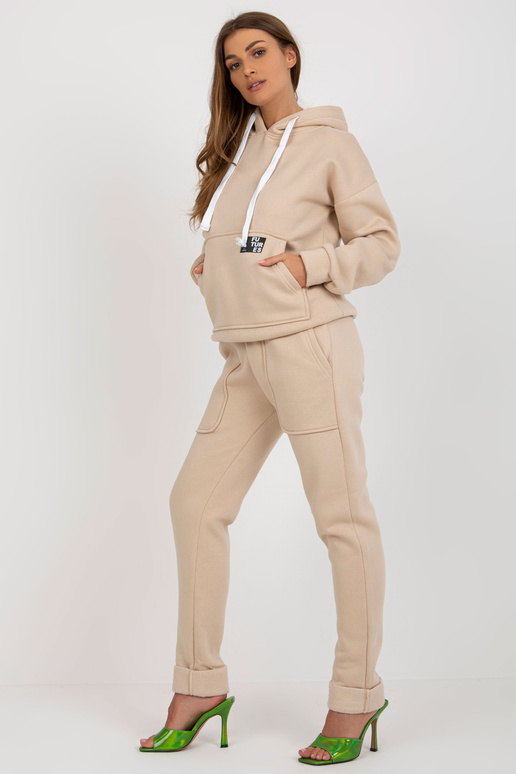 Bēšs sieviešu sporta tērpa komplekts...