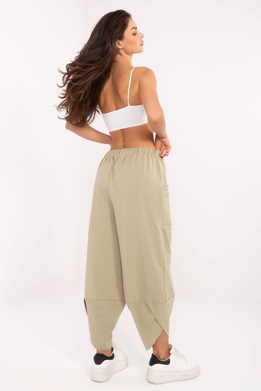 Sporta bikses olīvzaļā krāsā...