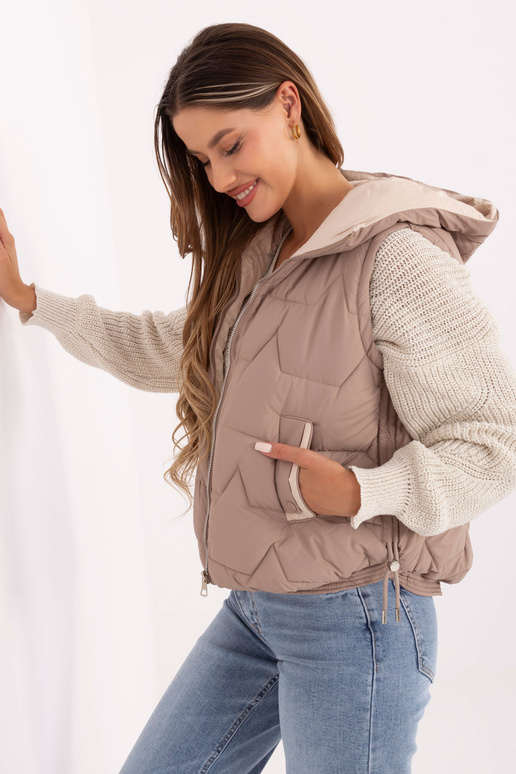 Vestē - tumši smilšu krāsas