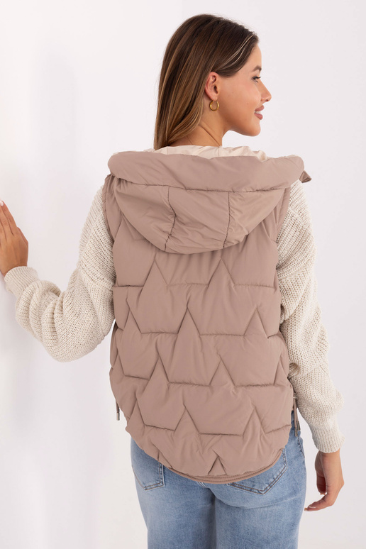 Vestē - tumši smilšu krāsas