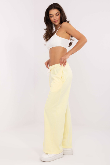 Gaiši dzeltenas sporta bikses